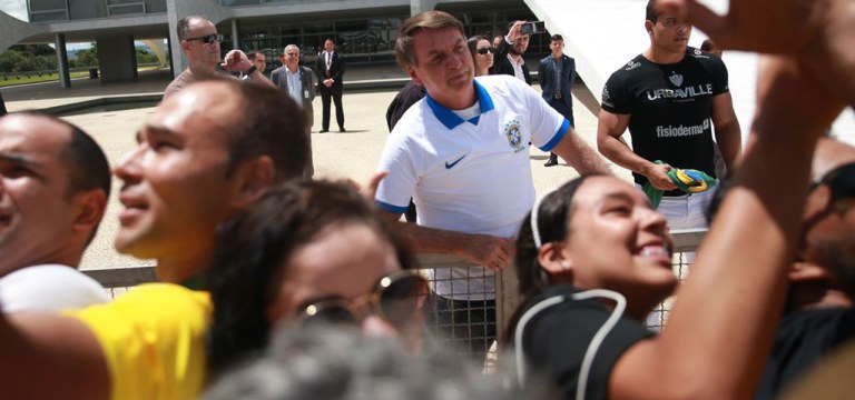 O presidente Jair Bolsonaro acompanhou, da área externa do Palácio do Planalto, em Brasília, a manifestação de apoiadores de seu governo, que está sendo realizada neste domingo (15) na capital federal e em outras cidades do país.