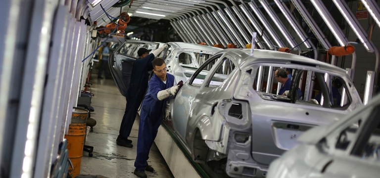 Trabalhadores em linha de montagem de fábrica de automóveis em São Bernardo do Campo (SP).
