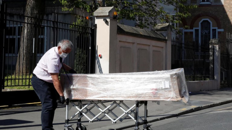 Empregado de uma funerária faz entrega de caixões nesta quarta-feira (25) na casa de repouso da Fundação Rothschild, em Paris, onde 16 pessoas morreram e 81 foram infectadas pelo coronavírus