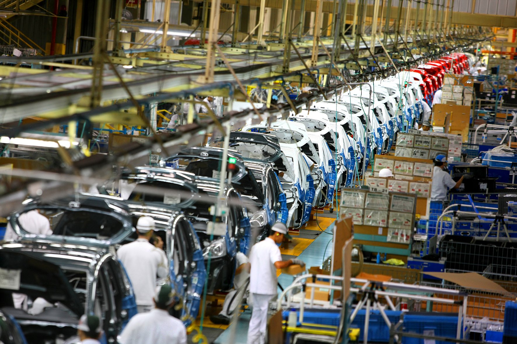 A indústria automotiva brasileira produziu menos da metade de sua capacidade neste 1º bimestre de 2016, segundo a associação das montadoras, a Anfavea; "Em janeiro e fevereiro, operamos em ociosidade de 64%", disse o presidente da entidade, Luiz Moan, ao apresentar o balanço mensal; "A sustentabilidade do setor está bastante prejudicada", completou; segundo ele, o país tem capacidade para produzir 5 milhões de carros, caminhões e ônibus ao ano, mas deve fechar 2016 com 2,44 milhões fabricados, ou seja, metade da capacidade