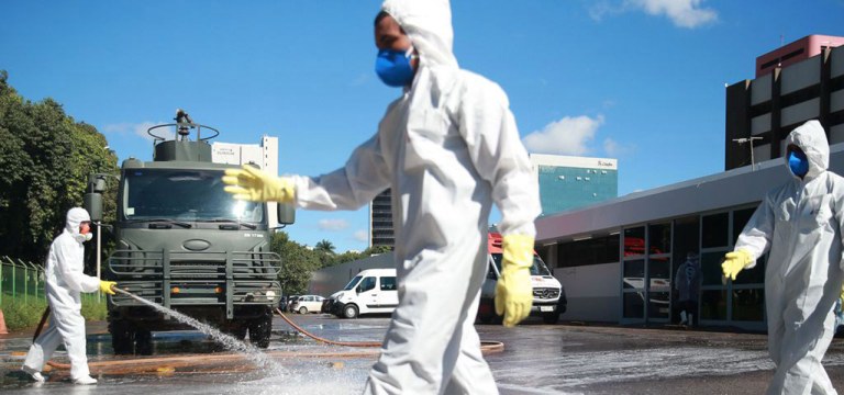 Forças Armadas promovem ação de desinfecção no Hospital Regional da Asa Norte (HRAN), uma das medidas adotadas para prevenir a contaminação pelo novo coronavírus