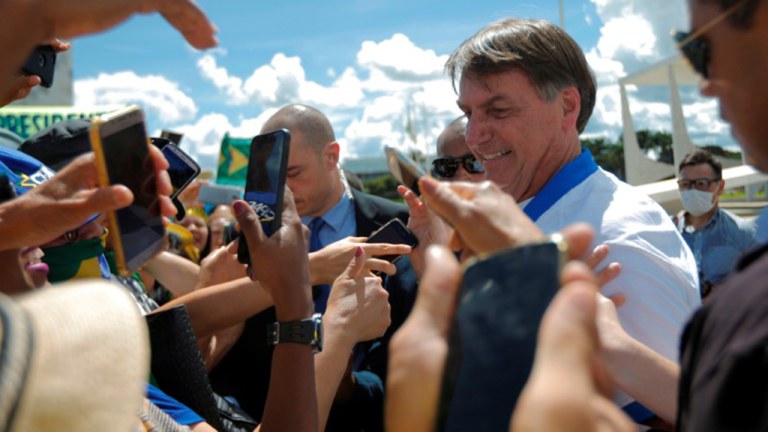 Presidente Jair Bolsonaro cumprimenta apoiadores em frente ao Palácio do Planalto durante manifestação, já em meio à epidemia do coronavírus