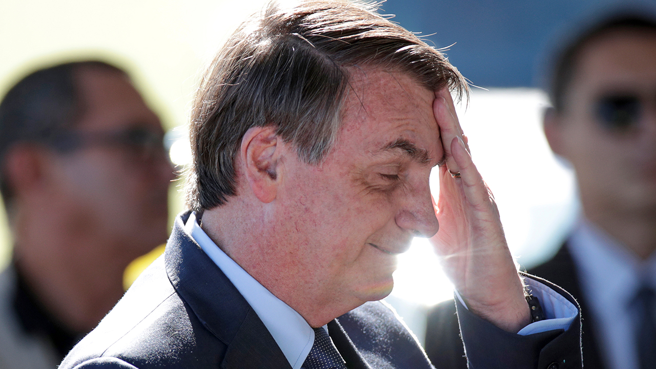 Presidente Jair Bolsonaro na saída do Palácio da Alvorada