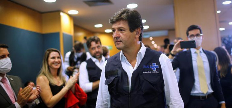 Ministro Luiz Mandetta é recebido com aplausos por servidores do Ministério da Saúde