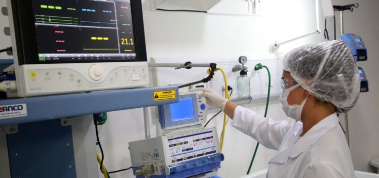 Médica confere aparelho usado contra coronavírus no Maranhão