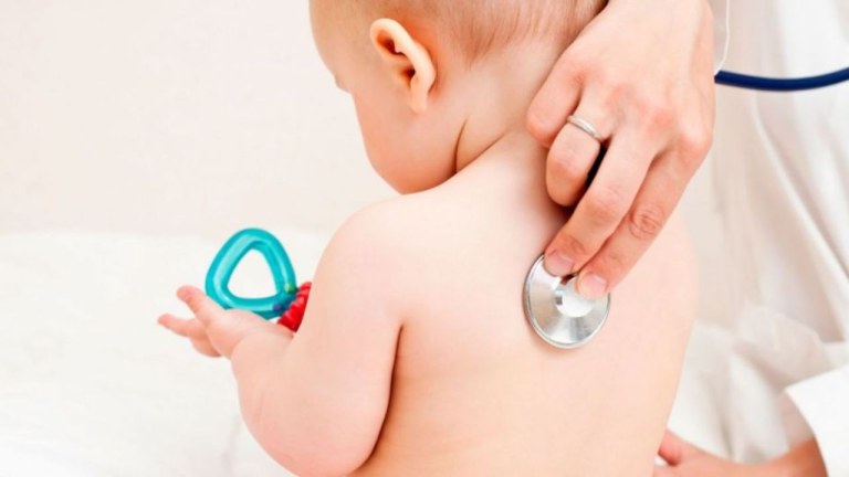 Bebê em consulta médica
