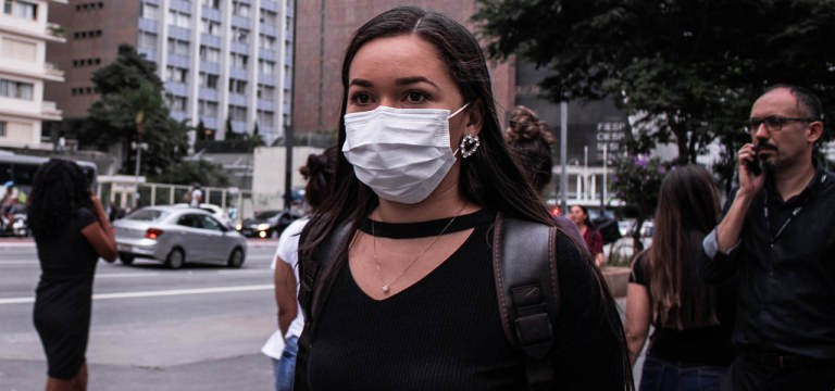 São Paulo SP 18 03 2020-Protegidos com mascaras por causa da pandemia do Coronavírus paulistanos caminham na avenida Paulista  . foto - Guilherme Gandolfi
