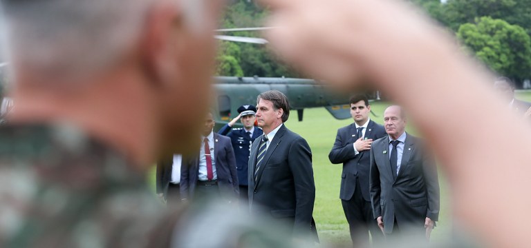 Jair Bolsonaro recebe Honras Militares ao desembarcar na Academia Militar das Agulhas Negras