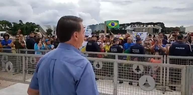 Bolsonaro fala com apoiadores em frente ao Palácio do Planalto