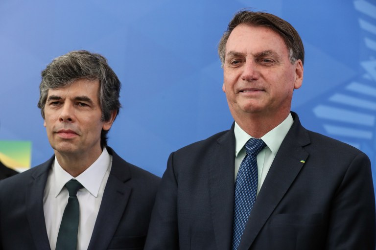 Nelson Teich tomou posse como novo ministro da Saúde em meio a dificuldades de articulação e queda de popularidade de Jair Bolsonaro