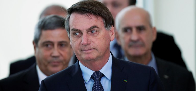 Presidente Jair Bolsonaro conversa com apoiadores ao deixar o Palácio da Alvorada em Brasília