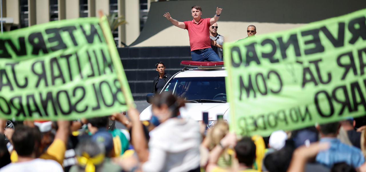 Bolsonaro participa de manifestação antidemocrática no domingo 19/04/2020