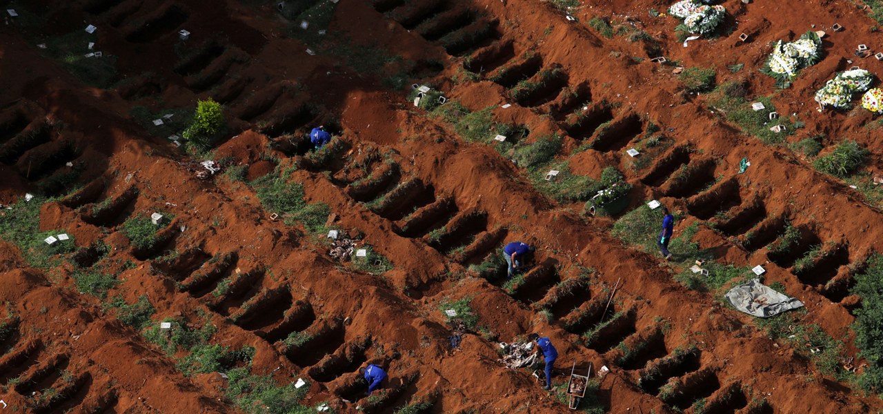 Covas são abertas no cemitério de Vila Formosa em São Paulo 02/04/2020