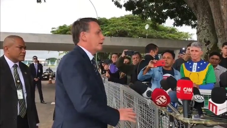 Bolsonaro fala com apoiadores em frente ao Palácio do Planalto