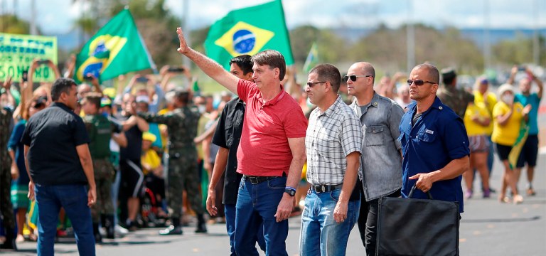 Bolsonaro participa de ato por intervenção militar