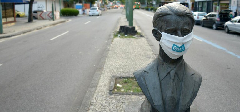 Estátua ganha máscara para incentivar a população a se proteger