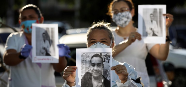 Profissionais de saúde com roupa de proteção prestam homenagem a colegas mortos pelo novo coronavírus em Manaus 27/04/2020