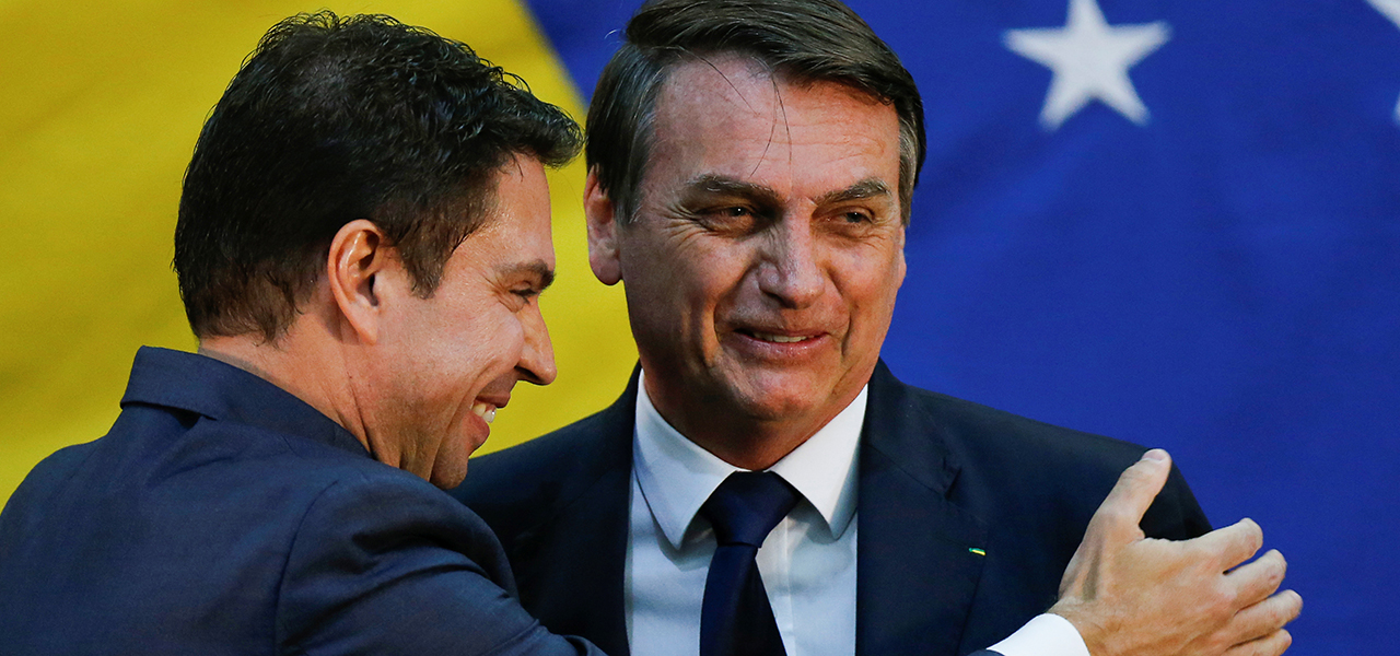 Bolsonaro e Ramagem confraternizam na posse do então novo diretor da Abin 11/07/2019