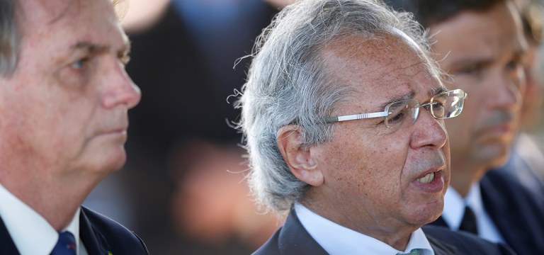 Ministro Paulo Guedes fala a jornalistas próximo a Jair Bolsonaro