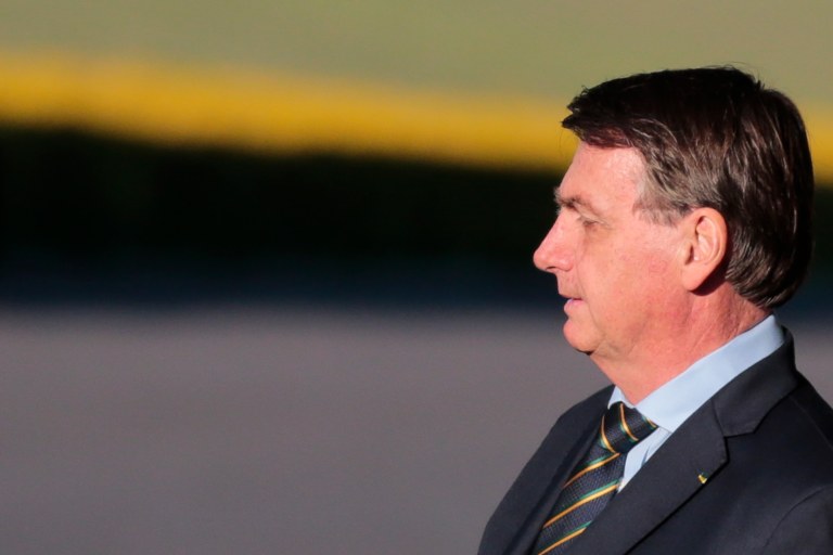 Jair Bolsonaro cumprimenta populares no Palácio da Alvorada