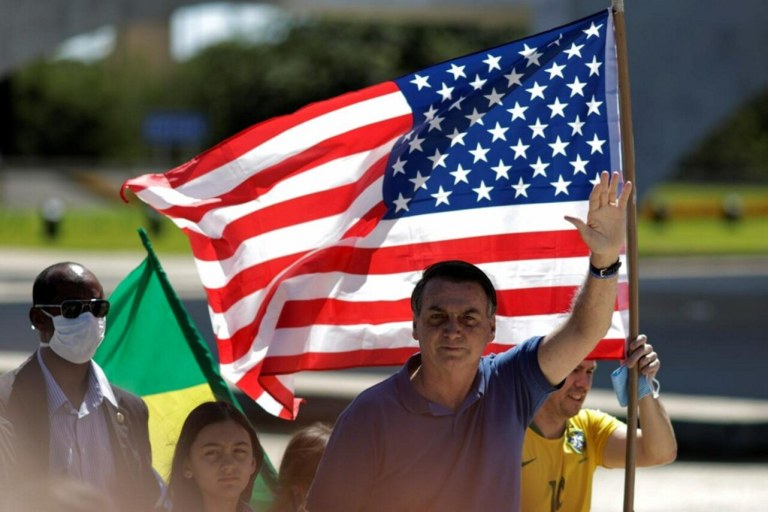 Em manifestação contra a democracia, bolsonaristas levam ao Planalto a bandeira dos EUA