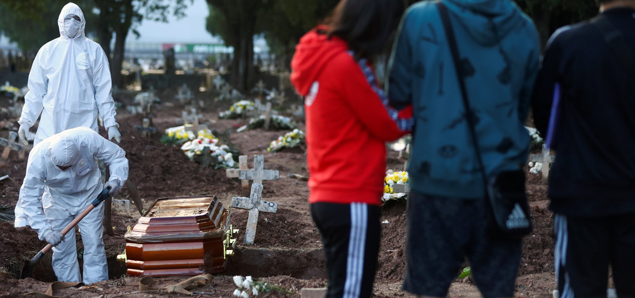 Famílias acompanham enterros de vítimas do coronavírus no Rio de Janeiro.