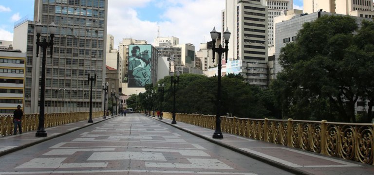 Viaduto Santa Ifigꮩa durante a quarentena.
