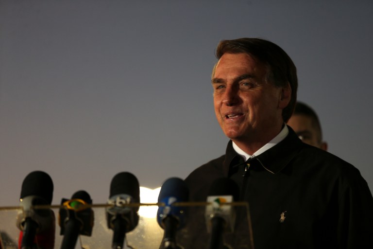 Jair Bolsonaro, cumprimenta populares e fala à imprensa no Palácio da Alvorada