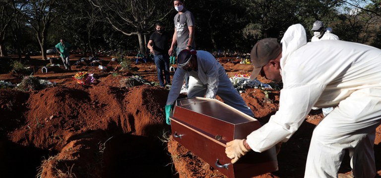 Enterro de vítima do coronavírus no cemitério da Vila Formosa, em São Paulo (SP) 26/05/2020