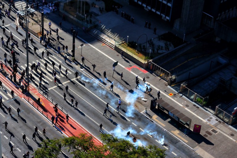 PM reprime protestos pela democracia na Avenida Paulista