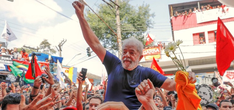 O ex presidente Luiz Inacio Lula da Silva no braço do povo depois da missa e discursos em frente ao sindicato dos metalurgicos no ABC. SP 07 04 2018