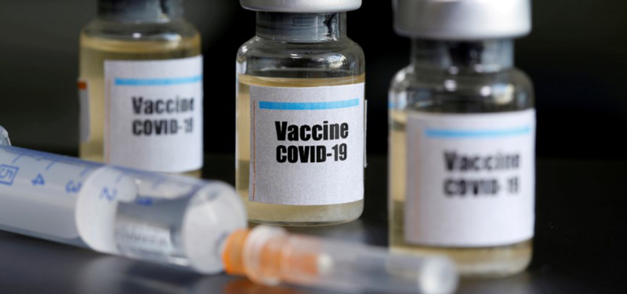 Recipientes com adesivo "Vacina Covid-19"