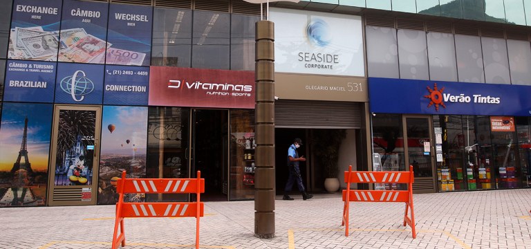 Rio de Janeiro - Centros comerciais da Barra da Tijuca ainda funcinam com restrições após decreto governo estadual que flexibiliza medidas de isolamento social pela pandemia do novo coronavírus (covid-19).