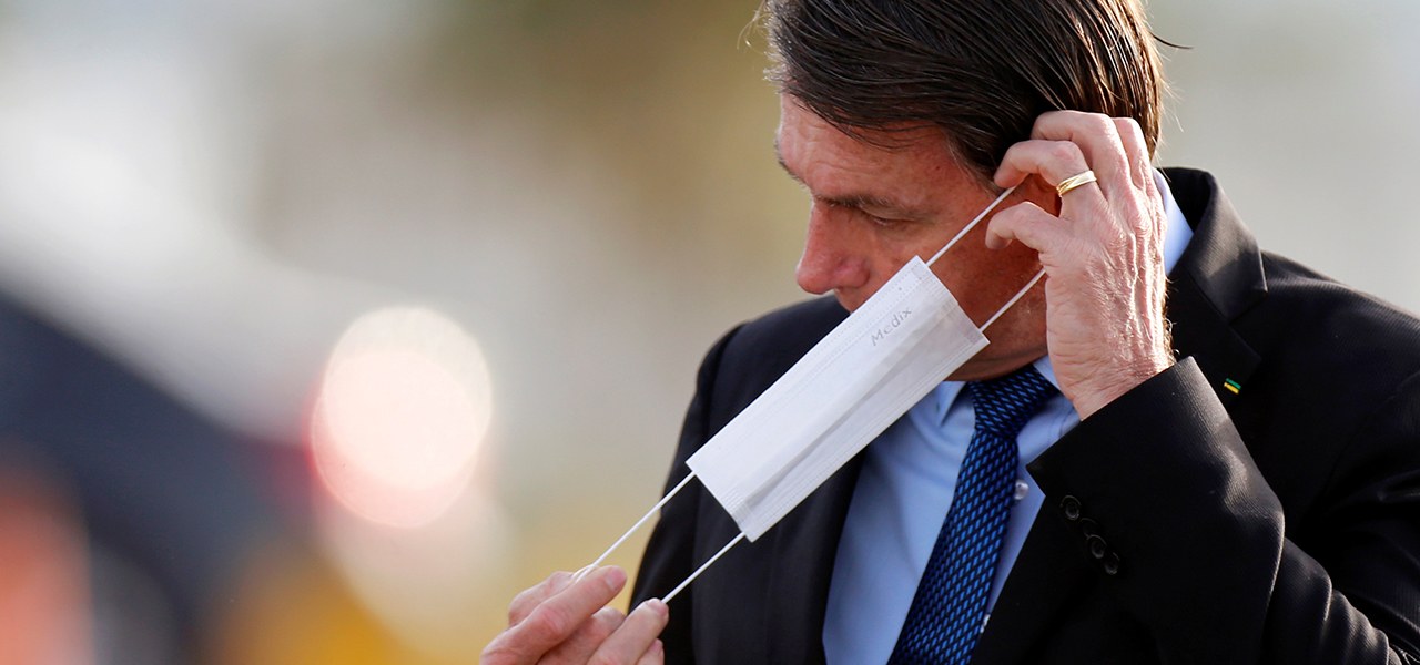Presidente Jair Bolsonaro coloca máscara de proteção em Brasília 09/06/2020