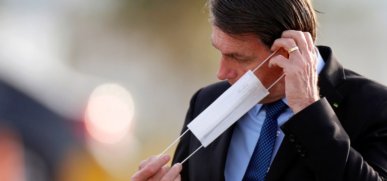 Presidente Jair Bolsonaro coloca máscara de proteção em Brasília 09/06/2020