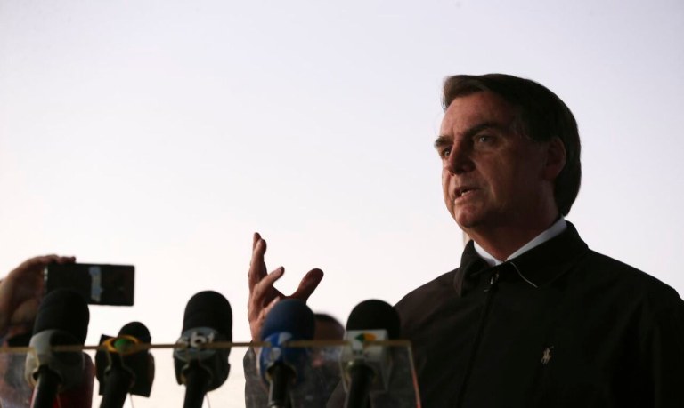 Bolsonaro discursa em velório de soldado