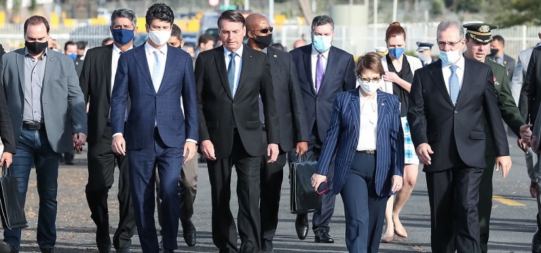 (Brasília - DF, 09/06/2020) O Presidente Jair Bolsonaro caminha ao lado de ministro para o Hasteamento da Bandeira Nacional.