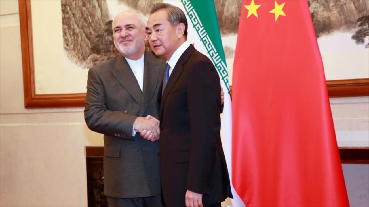 Os chanceleres do Irã, Mohamed Zarif, e da China, Yang Yi