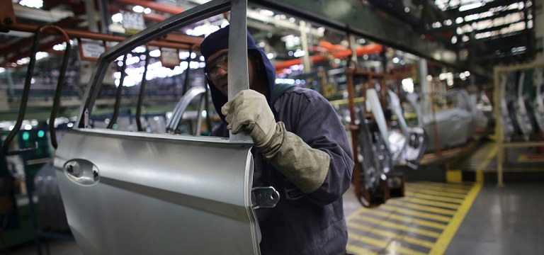 Linha de produção em fábrica da Ford em São Bernardo do Campo (SP).