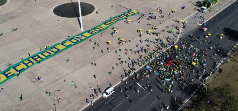 Manifestantes se reúnem na Esplanada em ato de apoio a Bolsonaro