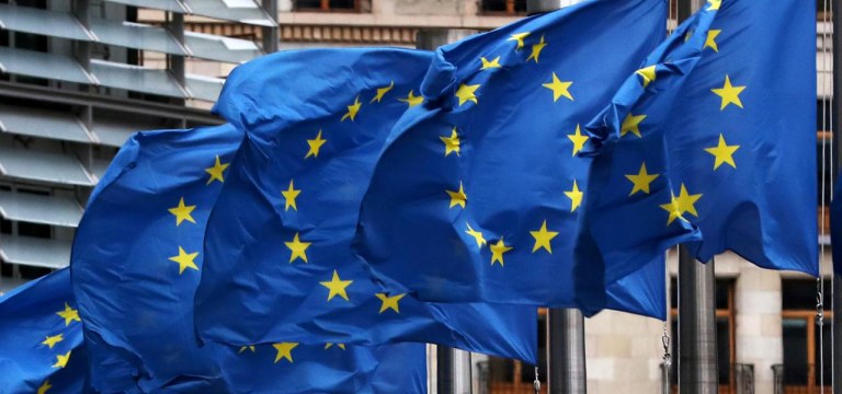 Bandeiras da União Europeia na sede da Comissão Europeia em Bruxelas, na Bélgica 06/03/2019