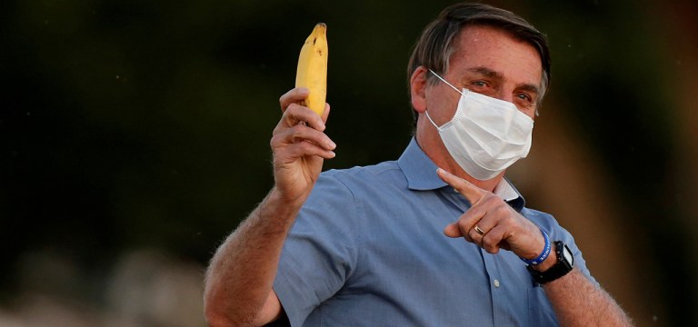 Jair Bolsonaro segura banana no Palácio da Alvorada