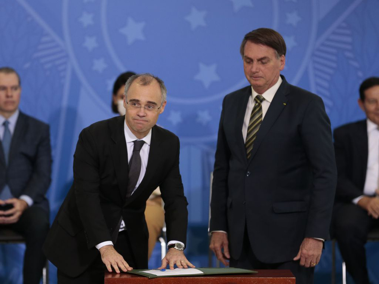 Ministro da Justiça, André Mendonça, e Jair Bolsonaro
