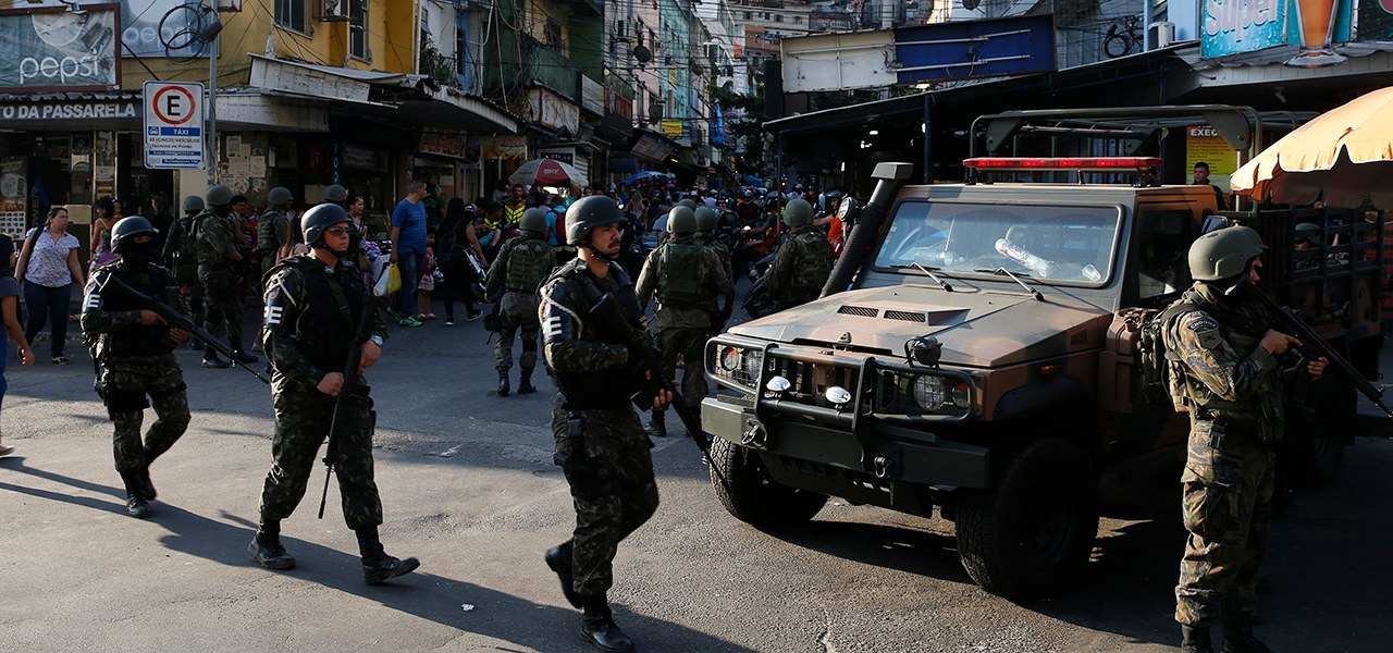 Militares operando na favela da Rocinha para combater confrontos entre facções de traficantes de drogas