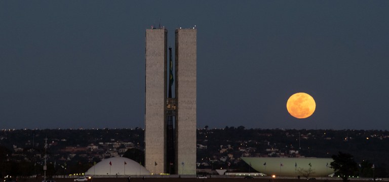 Fachada do Congresso Nacional, a sede das duas Casas do Poder Legislativo brasileiro, em noite de lua cheia. 4 de agosto de 2020