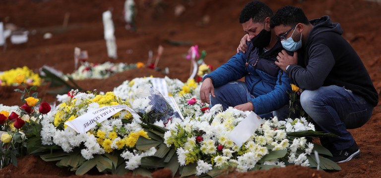 Familiares de mulher que morreu vítima da Covid-19 choram durante enterro em cemitério Vila Formosa, em São Paulo