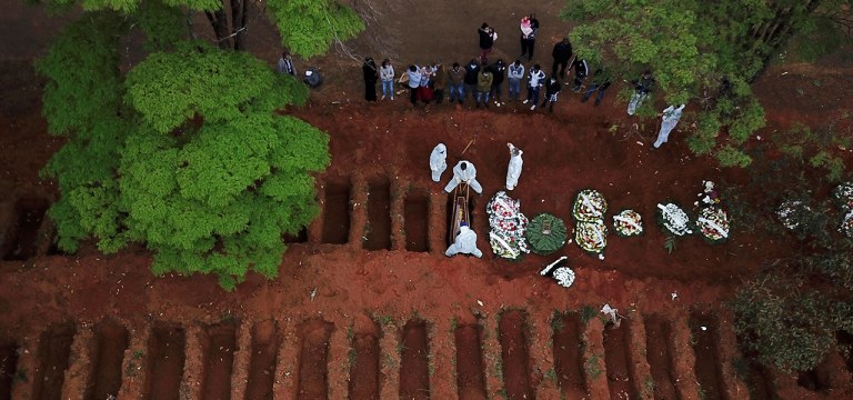 Enterro no cemitério Vila Formosa, em São Paulo