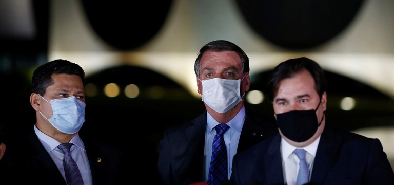 Alcolumbre, Bolsonaro e Maia dão declarações a jornalisas do lado de fora do Palácio da Alvorada