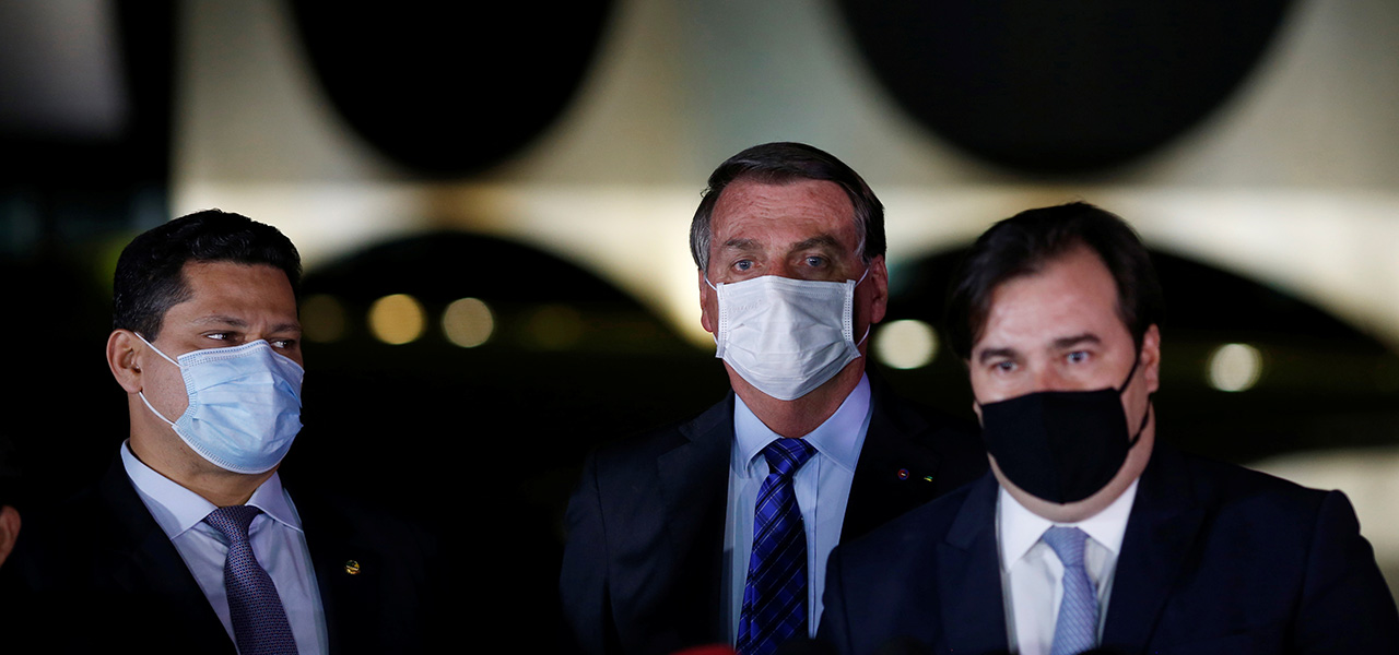 Alcolumbre, Bolsonaro e Maia dão declarações a jornalisas do lado de fora do Palácio da Alvorada