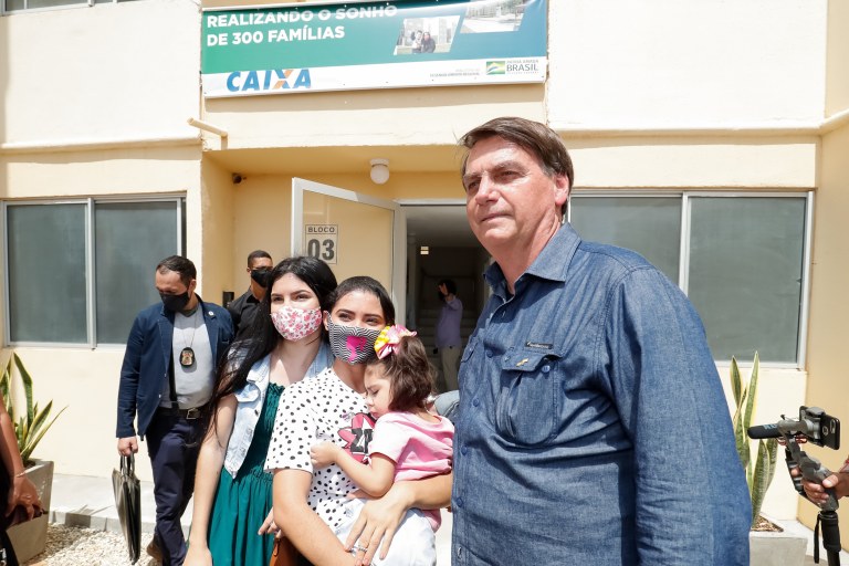 Jair Bolsonaro visita a unidade do Residencial Mossoró I da moradora Janaina Vieira Alves da Silva